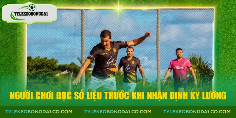 Người chơi đọc số liệu trước khi nhận định kỹ lưỡng